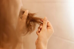 10 Tips Perawatan Rambut Kering yang Efektif